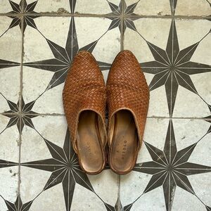 Nisolo Ama woven flat size 8